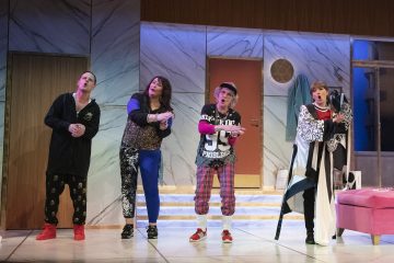 Helsingin Kaupunginteatteri – Comeback – räpätessä roiskuu – Kuvassa Peter Kanerva, Minna Koskela, Eija Vilpas ja Janna Räsänen – Kuva © Mirka Kleemola