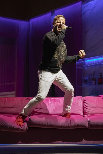 Helsingin Kaupunginteatteri – Comeback – räpätessä roiskuu – Kuvassa Peter Kanerva – Kuva © Mirka Kleemola