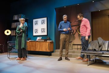 Ens lite lugn i huset – Lilla Teatern – På bilden Åsa Wallenius, Robert Enckell, Max Forsman – Foto Henrik Schütt