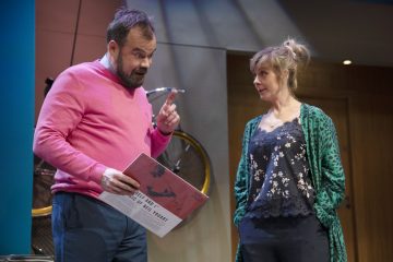 Ens lite lugn i huset – Lilla Teatern – På bilden Max Forsman och Åsa Wallenius – Foto Henrik Schütt