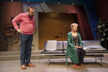 Ens lite lugn i huset – Lilla Teatern – På bilden Max Forsman och Åsa Wallenius – Foto Henrik Schütt