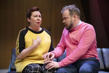 Ens lite lugn i huset – Lilla Teatern – På bilden Pia Runnakko och Max Forsman – Foto Henrik Schütt