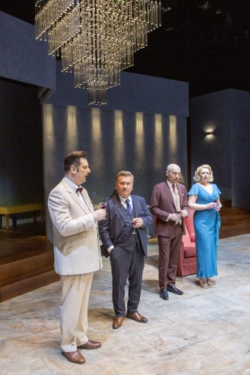 Helsingin Kaupunginteatteri – Pienet ketut – Kuvassa Seppo Halttunen, Pertti Koivula, Rauno Ahonen, Sari Siikander – Kuva © Tapio Vanhatalo