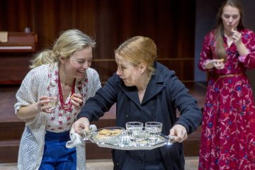 Helsingin Kaupunginteatteri – Linda Zilliacus, Ursula Salo, Elviira Kujala – Kuva © Tapio Vanhatalo