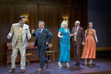 Helsingin Kaupunginteatteri – Pienet ketut – Kuvassa Seppo Halttunen, Pertti Koivula, Sari Siikander, Rauno Ahonen, Elviira Kujala
 – Kuva © Tapio Vanhatalo