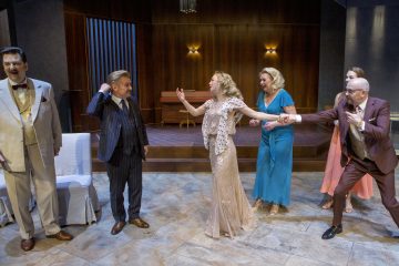 Helsingin Kaupunginteatteri – Pienet ketut – Kuvassa Seppo Halttunen, Pertti Koivula, Linda Zilliacus, Sari Siikander, Rauno Ahonen, Elviira Kujala
 – Kuva © Tapio Vanhatalo