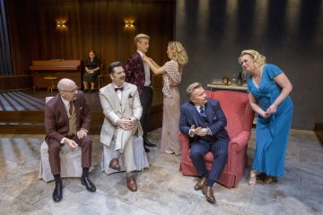 Helsingin Kaupunginteatteri – Pienet ketut – Kuvassa Rauno Ahonen, Seppo Halttunen, Paavo Kääriäinen, Linda Zilliacus, Pertti Koivula, Sari Siikander, takana Ursula Salo – Kuva © Tapio Vanhatalo