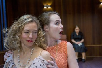 Helsingin Kaupunginteatteri – Pienet ketut – Kuvassa Linda Zilliacus, Elviira Kujala – Kuva © Tapio Vanhatalo