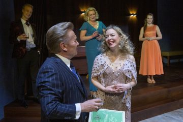 Helsingin Kaupunginteatteri – Pienet ketut – Kuvassa Pertti Koivula, Linda Zilliacus, Paavo Kääriäinen, Sari Siikander, Elviira Kujala – Kuva © Tapio Vanhatalo