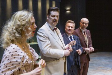 Helsingin Kaupunginteatteri – Pienet ketut – Kuvassa Linda Zilliacus, Seppo Halttunen, Pertti Koivula, Rauno Ahonen – Kuva © Tapio Vanhatalo