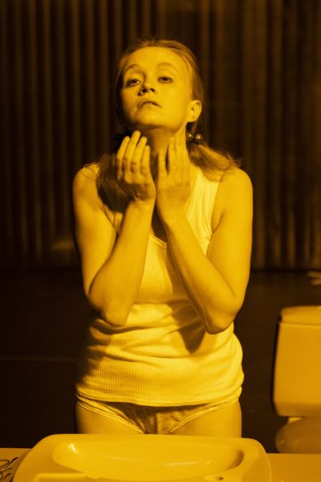 Helsingin Kaupunginteatteri – Riistapolku – Kuvassa Ella Mettänen – Kuva © Tapio Vanhatalo