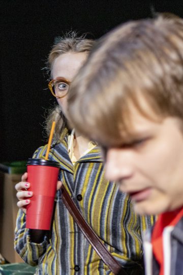 Helsingin Kaupunginteatteri – Riistapolku – Kuvassa Ella Mettänen, Paavo Kinnunen – Kuva © Tapio Vanhatalo