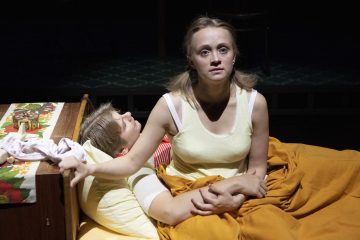 Helsingin Kaupunginteatteri – Riistapolku – Kuvassa Paavo Kinnunen, Ella Mettänen – Kuva © Tapio Vanhatalo