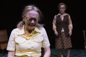 Helsingin Kaupunginteatteri – Riistapolku – Kuvassa Ella Mettänen, Ursula Salo – Kuva © Tapio Vanhatalo