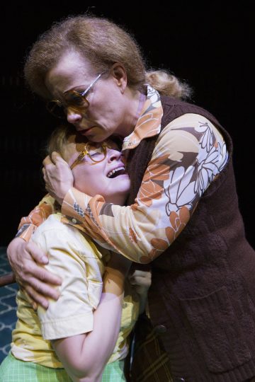 Helsingin Kaupunginteatteri – Riistapolku – Kuvassa Ella Mettänen, Ursula Salo – Kuva © Tapio Vanhatalo