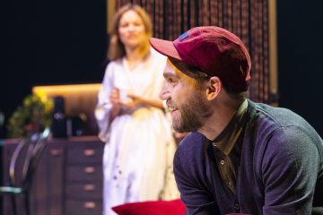 Helsingin Kaupunginteatteri – Kolmen kimppa – Kuvassa Jarkko Niemi ja Elina Hietala – Kuva © Tuomo Manninen