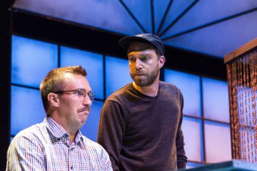 Helsingin Kaupunginteatteri – Kolmen kimppa – Kuvassa Olli Rahkonen ja Jarkko Niemi – Kuva © Tuomo Manninen