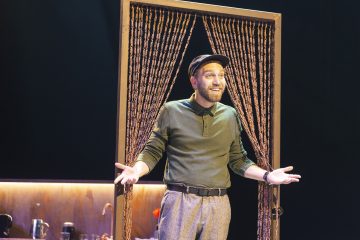 Helsingin Kaupunginteatteri – Kolmen kimppa – Kuvassa Jarkko Niemi – Kuva © Tuomo Manninen