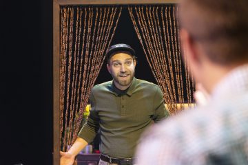 Helsingin Kaupunginteatteri – Kolmen kimppa – Kuvassa  Jarkko Niemi – Kuva © Tuomo Manninen