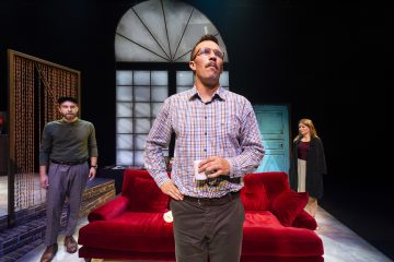 Helsingin Kaupunginteatteri – Kolmen kimppa – Kuvassa Jarkko Niemi, Olli Rahkonen ja Elina Hietala – Kuva © Tuomo Manninen