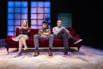 Helsingin Kaupunginteatteri – Kolmen kimppa – Kuvassa Elina Hietala, Jarkko Niemi ja Olli Rahkonen – Kuva © Tuomo Manninen