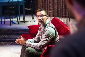 Helsingin Kaupunginteatteri – Kolmen kimppa – Kuvassa Olli Rahkonen – Kuva © Tuomo Manninen