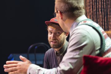 Helsingin Kaupunginteatteri – Kolmen kimppa – Kuvassa Jarkko Niemi ja Olli Rahkonen – Kuva © Tuomo Manninen