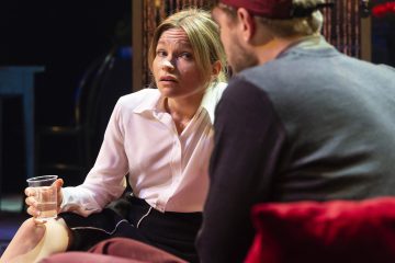 Helsingin Kaupunginteatteri – Kolmen kimppa – Kuvassa Elina Hietala ja Jarkko Niemi – Kuva © Tuomo Manninen