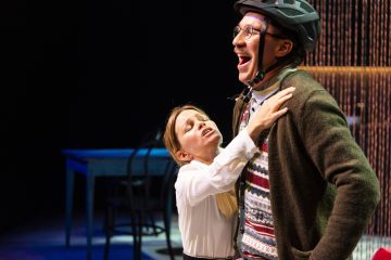 Helsingin Kaupunginteatteri – Kolmen kimppa – Kuvassa Elina Hietala ja Olli Rahkonen – Kuva © Tuomo Manninen