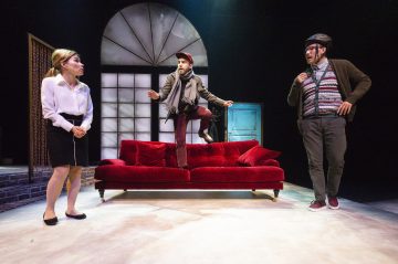 Helsingin Kaupunginteatteri – Kolmen kimppa – Kuvassa Elina Hietala, Jarkko Niemi ja Olli Rahkonen – Kuva © Tuomo Manninen