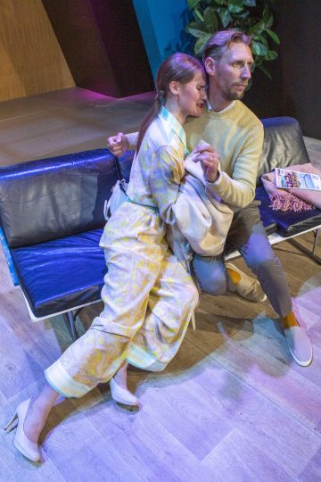 Helsingin Kaupunginteatteri – Täydellinen lauantai – Kuvassa Vappu Nalbantoglu ja Pekka Strag – Kuva © Tapio Vanhatalo