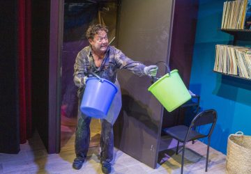 Helsingin Kaupunginteatteri – Täydellinen lauantai – Kuvassa Jouko Klemettilä – Kuva © Tapio Vanhatalo