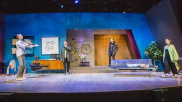 Helsingin Kaupunginteatteri – Täydellinen lauantai – Kuvassa Pekka Strag, Matti Rasila, Arttu Kapulainen ja Vuokko Hovatta – Kuva © Tapio Vanhatalo