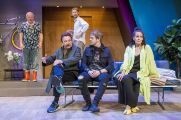 Helsingin Kaupunginteatteri – Täydellinen lauantai – Kuvassa Matti Rasila, Arttu Kapulainen, Vuokko Hovatta, takana Sixten Lundberg ja Pekka Strang – Kuva © Tapio Vanhatalo