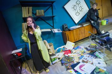 Helsingin Kaupunginteatteri – Täydellinen lauantai – Kuvassa Vuokko Hovatta ja Arttu Kapulainen – Kuva © Tapio Vanhatalo