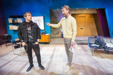 Helsingin Kaupunginteatteri – Täydellinen lauantai – Kuvassa Arttu Kapulainen ja Pekka Strag – Kuva © Tapio Vanhatalo