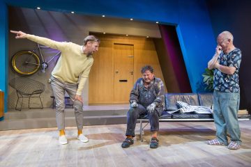 Helsingin Kaupunginteatteri – Täydellinen lauantai – Kuvassa Pekka Strag,  Jouko Klemettilä ja Sixten Lundberg – Kuva © Tapio Vanhatalo