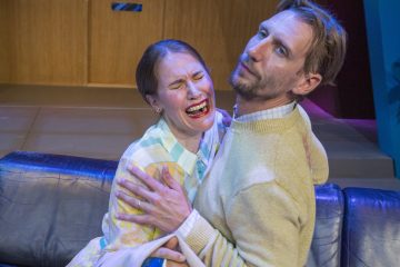 Helsingin Kaupunginteatteri – Täydellinen lauantai – Kuvassa Vappu Nalbantoglu ja Pekka Strag – Kuva © Tapio Vanhatalo