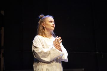 Lilla Teatern – En blick är en blick är en blick – På bilden Emilia Jansson – Foto © Patrik Pesonius