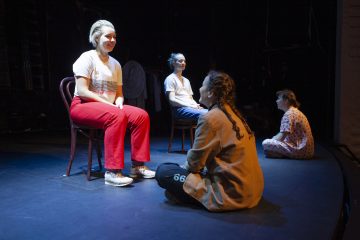 Lilla Teatern – En blick är en blick är en blick – På bilden Emelie Zilliacus, Oksana Lommi, Antti Saarikallio, Mathilda Kruse – Foto © Patrik Pesonius