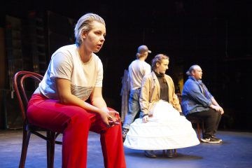 Lilla Teatern – En blick är en blick är en blick – På bilden Emelie Zilliacus, Oksana Lommi, Antti Saarikallio, Herman Nyby – Foto © Patrik Pesonius