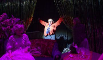 Lilla Teatern – En blick är en blick är en blick – På bilden Oksana Lommi, Herman Nyby, Emilia Jansson – Foto © Patrik Pesonius