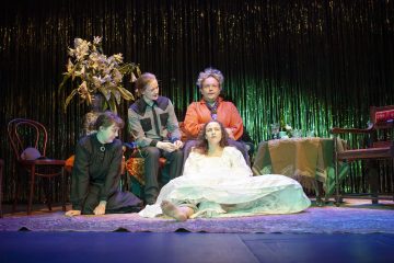 Lilla Teatern – En blick är en blick är en blick – På bilden Mathilda Kruse, Antti Saarikallio, Oksana Lommi, Herman Nyby – Foto © Patrik Pesonius