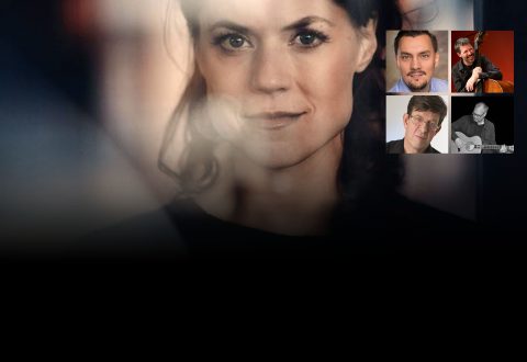 Naisen kasvot ovat näkyvästi esillä keskellä, ja ne ovat pehmeän sumeat. Oikeassa yläkulmassa on neljä pienempää miespotrettia, joista jokainen on kameraan päin. Tausta on enimmäkseen tumma ja abstrakti.