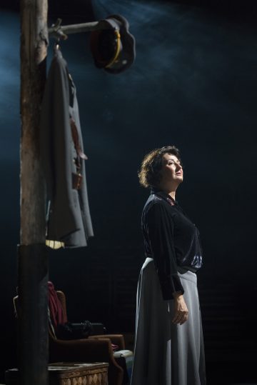 Helsingin Kaupunginteatteri – Everstinna – Kuvassa Heidi Herala – Kuva © Otto-Ville Väätäinen