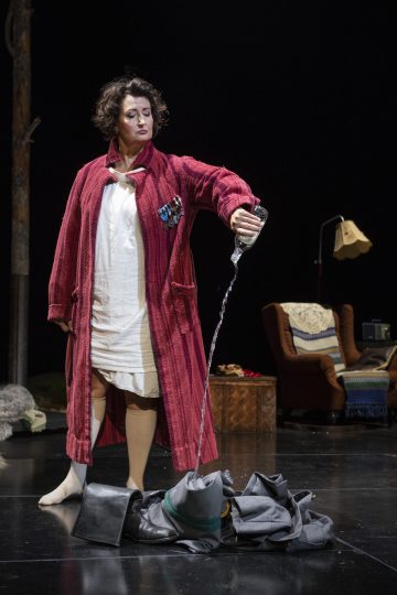 Helsingin Kaupunginteatteri – Everstinna – Kuvassa Heidi Herala – Kuva © Otto-Ville Väätäinen