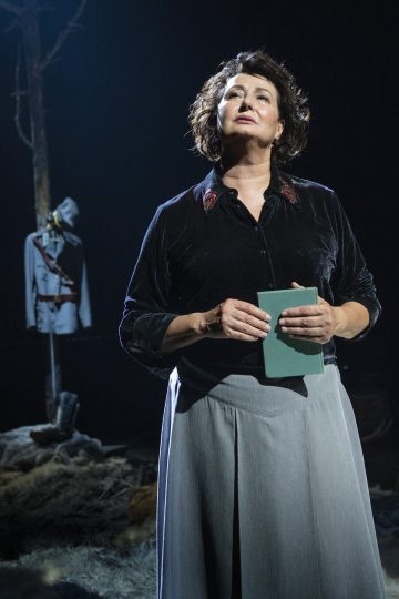 Helsingin Kaupunginteatteri – Everstinna – Kuvassa Heidi Herala – Kuva © Otto-Ville Väätäinen