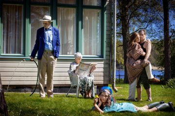 Lilla Teatern – Äktenskapsgrejen – På bilden Joachim Wigelius, Laila Björkstam, Oksana Lommi, Jonna Järnefelt, Carl-Kristian Rundman – Foto Cata Portin