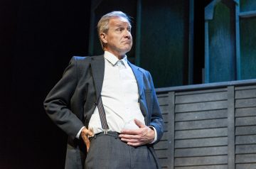 Helsingin Kaupunginteatteri – Mies joka rakasti järjestystä – Kuvassa Taneli Mäkelä – Kuva © Tuomo Manninen