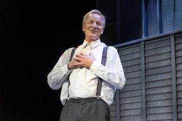 Helsingin Kaupunginteatteri – Mies joka rakasti järjestystä – Kuvassa Taneli Mäkelä – Kuva © Tuomo Manninen